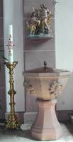 Quelle: JW Taufecke mit Osterkerze, Taufstein und der Statue der Taufe Jesu